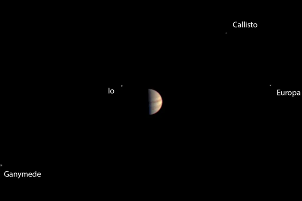 Juno Jüpiter’in ve uydularının uzaktan fotoğrafını çekti