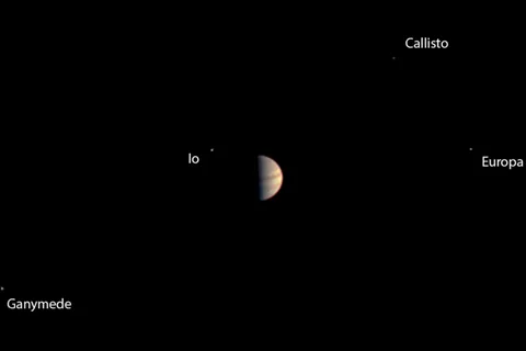 Juno Jüpiter’in ve uydularının uzaktan fotoğrafını çekti