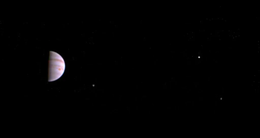 Juno uzay aracı Jüpiter’in yörüngesinden ilk fotoğrafları gönderdi
