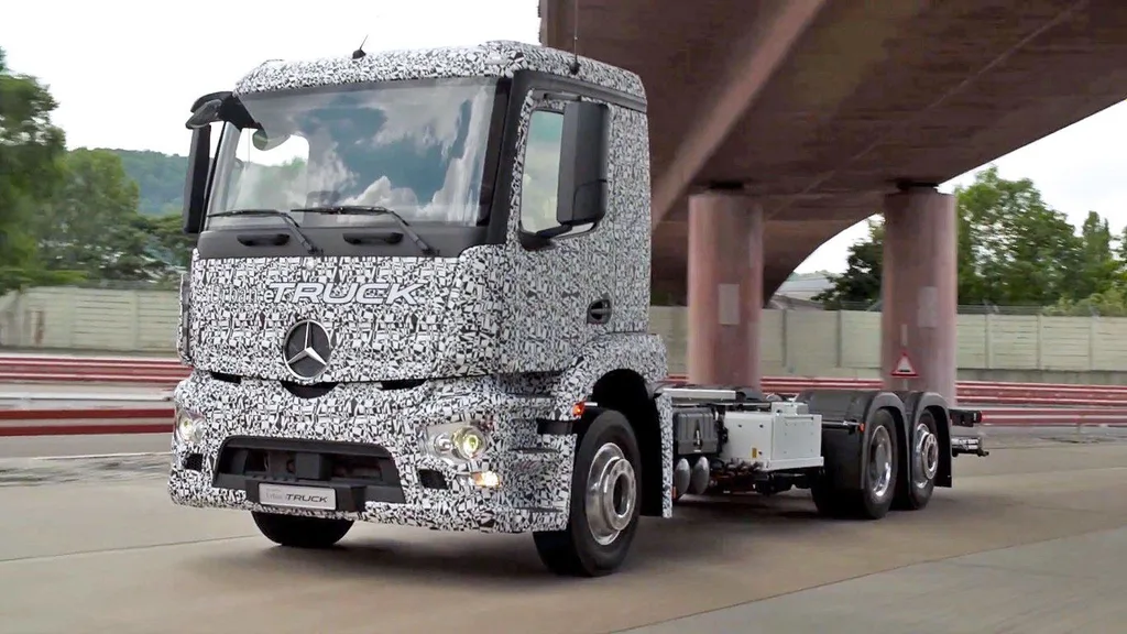 Mercedes dünyanın ilk elektrikli kamyonunu tanıttı