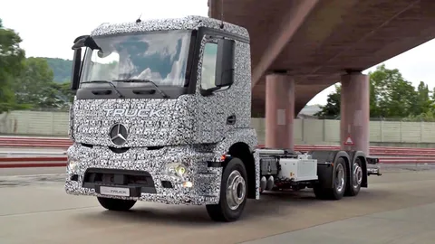 Mercedes dünyanın ilk elektrikli kamyonunu tanıttı