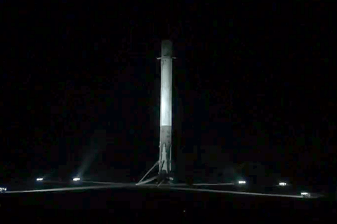 SpaceX Falcon 9 bir kez daha sert zemine inmeyi başardı