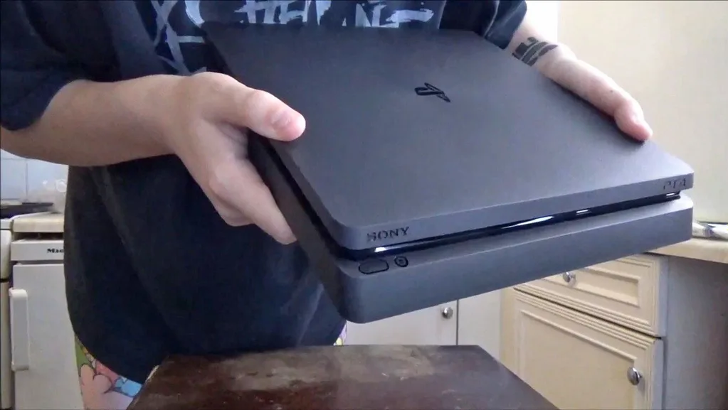 PS4 Slim sızıntısı konsolun tasarımında önemli değişimi işaret ediyor