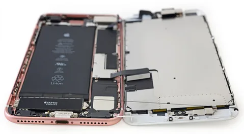 iPhone 7 Plus söküm işlemi 2900 mAh kapasiteli pili doğruluyor
