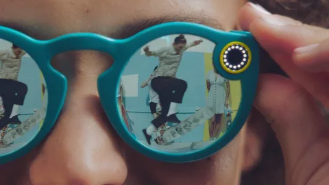 Snapchat gözlük işine Spectacles adlı bağlı güneş gözlüğüyle giriyor