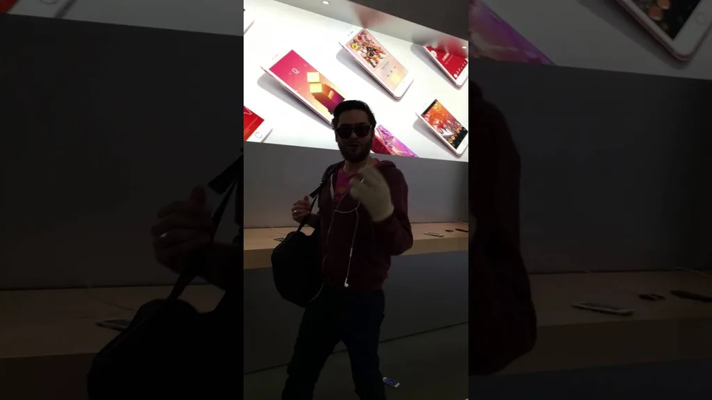 Kızgın Fransız müşteri Apple mağazasında iPhone’ları parçaladı