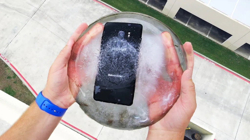 Galaxy Note 7 buz kalıbının içinde 30 metre mesafeden yere düşmeye dayandı