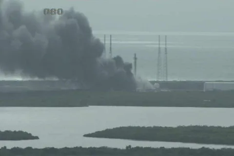 SpaceX Falcon 9 roketi kalkış rampasında patladı