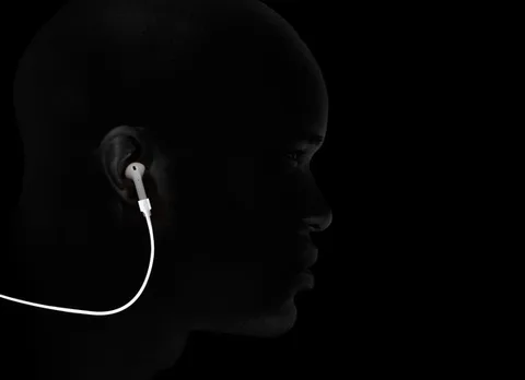 Spigen AirPods Strap ile AirPods koruma altına alınıyor
