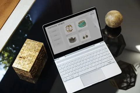 HP Spectre x360 şimdi daha ince ve kenardan kenara ekranlı