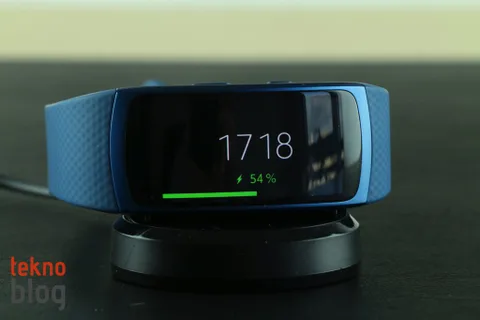 Samsung Gear Fit Pro isimli yeni bir bileklik çıkarabilir