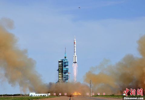 Shenzhou 11 iki Çinli astronotu uzaya taşımak için yola çıktı