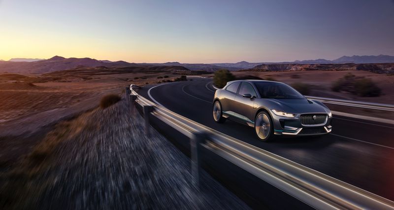 Jaguar I-Pace adını verdiği ilk elektrikli otomobil konseptini görücüye çıkardı