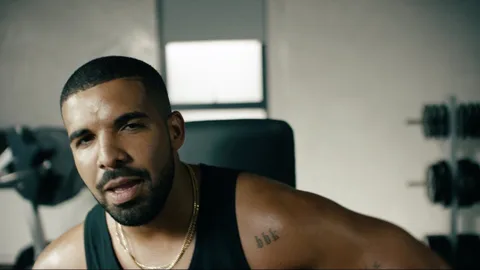 Drake yeni Apple Music reklamında Taylor Swift şarkısıyla playback yapıyor