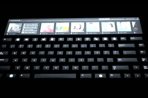 Microsoft Touch Bar mantığında bir klavye üzerinde uzun süre çalışmış