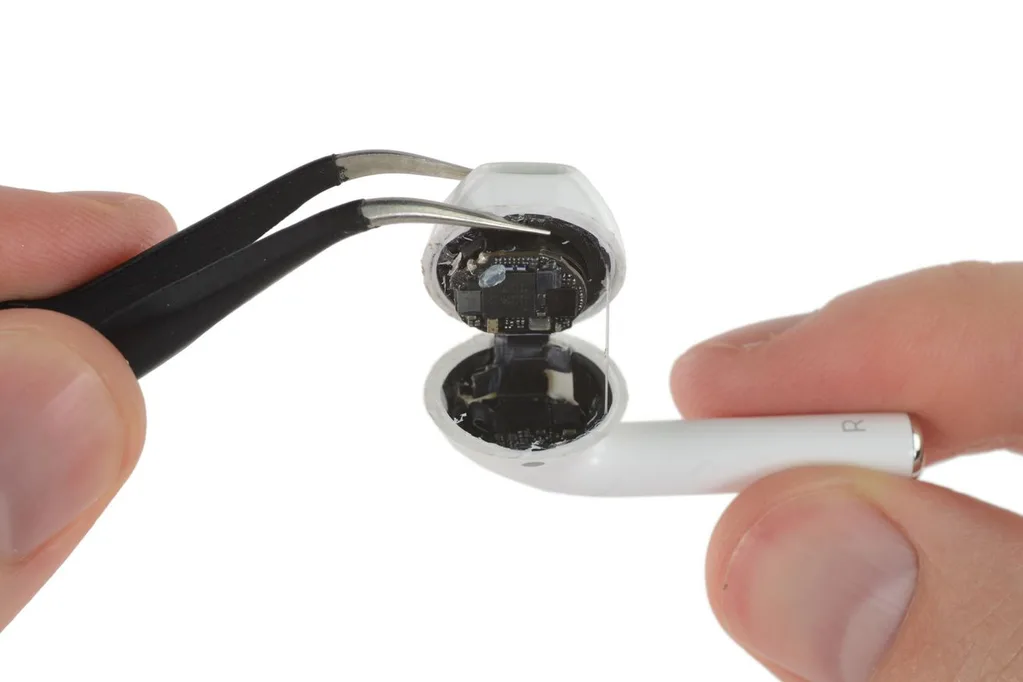 Apple’ın AirPods kulaklıklarını söktükten sonra birleştirmek çok zor