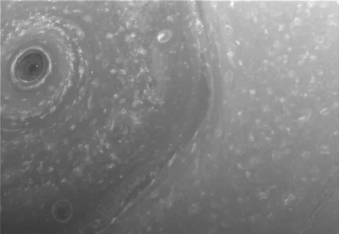 NASA’nın Cassini aracından Satürn’ün kuzey kutbu fotoğrafları