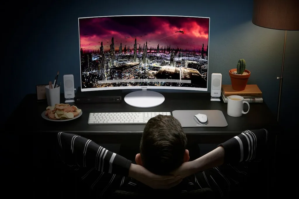 Samsung kavisli monitör seçenekleri arasına CH711’i ekliyor