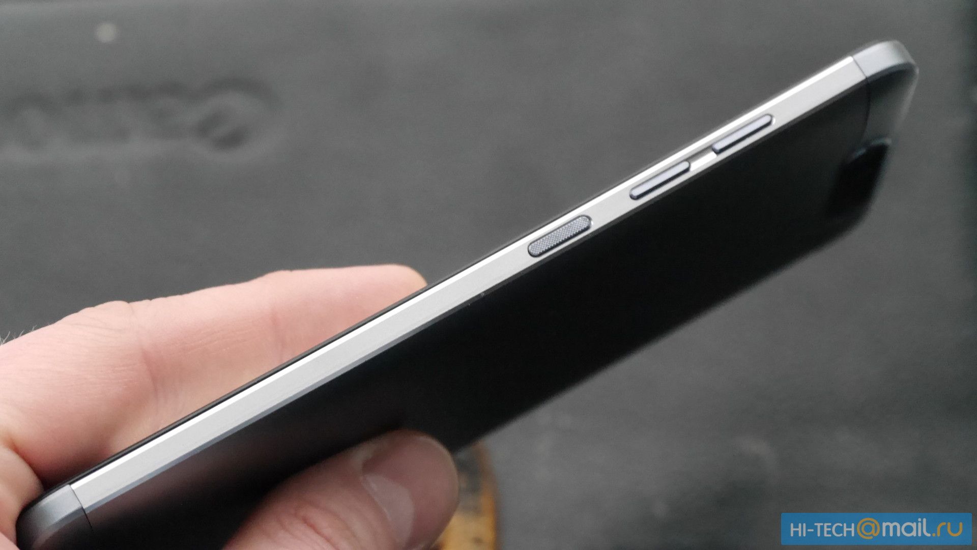zte-blade-v8-301216-3