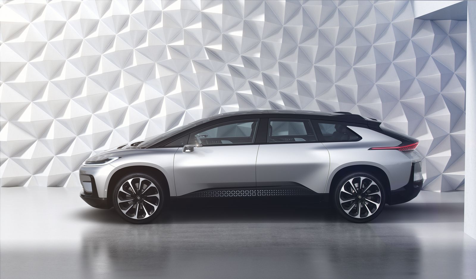 Faraday Future’ın ilk otomobili FF91’in örtüsü kaldırıldı