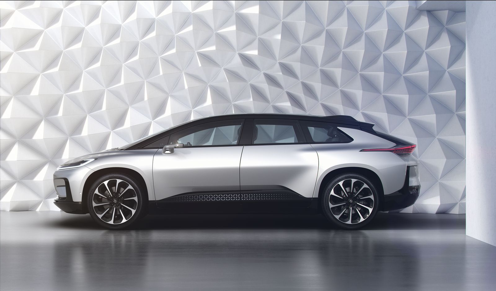 Faraday Future’ın ilk otomobili FF91’in örtüsü kaldırıldı