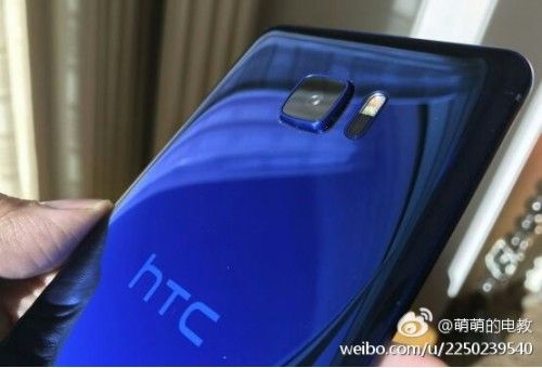 HTC Ocean olarak anılan telefonda LG ve Samsung izleri mevcut