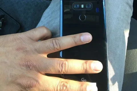 Yeni bir LG G6 sızıntısı telefonun parlak arka yüzünü gösteriyor