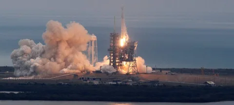 SpaceX Falcon 9’u üçüncü defa zemine dik olarak indirmeyi başardı