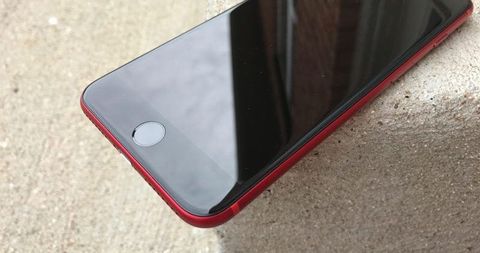 Kırmızı iPhone 7’yi siyah ön yüzle buluşturan modifiye girişimi – Video