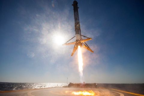 SpaceX yere dik olarak indirdiği roketini yeniden uzaya gönderiyor