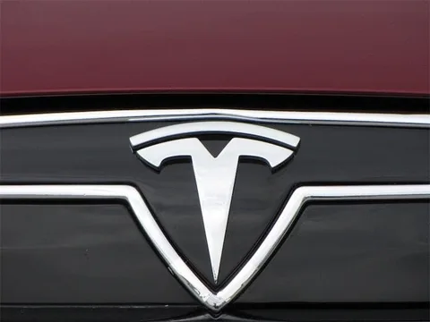 Tesla’nın kendi çevrim içi müzik servisi için çalıştığı söyleniyor