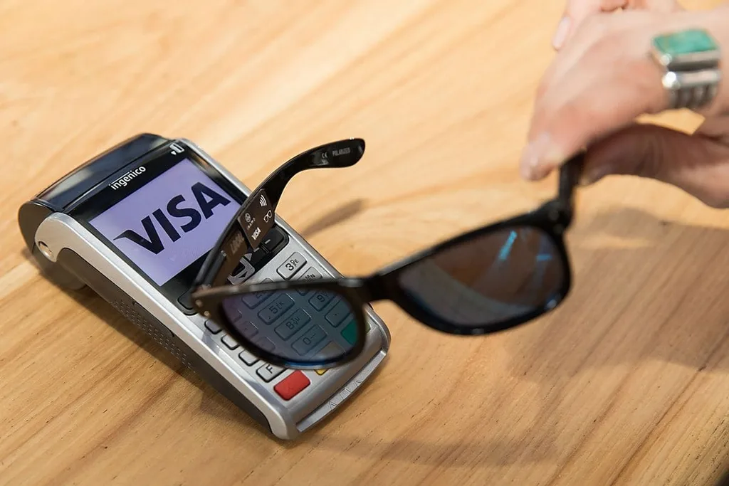Visa temassız kartı güneş gözlüğüne yerleştirdi