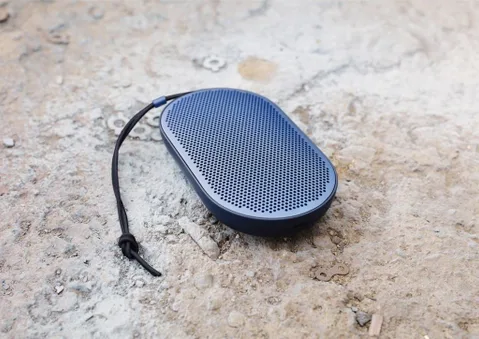 BeoPlay P2 yüksek sesli müzik keyfini avuç içine getiriyor