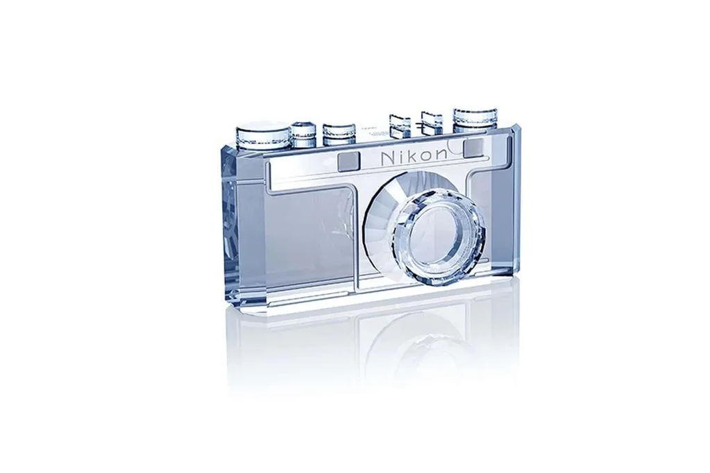 Nikon 100’üncü yaşını özel üretim ürünler ve hediyelik eşyalarla kutluyor