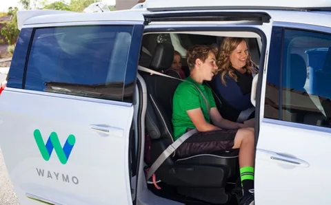 Waymo sürücüsüz minivan ile insan taşımaya başlıyor