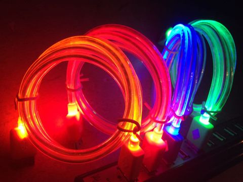 Apple karanlıkta parlayan LED ışıklı kabloların patentini aldı