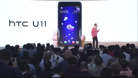 HTC U11 resmiyet kazandı: Kenarlarına bastırılarak etkileşim kurulan telefon