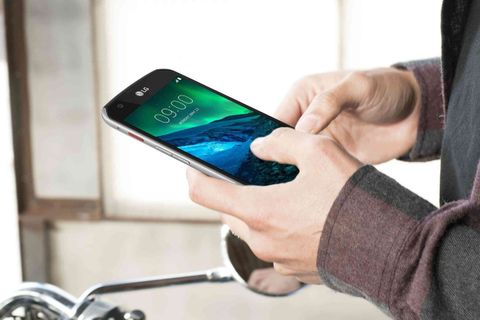 LG X Venture sağlam gövdesi ve uzun piliyle dış ortamlar için ideal