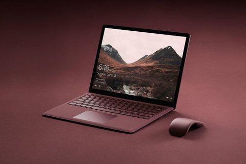 Microsoft Windows 10 S işletim sistemli Surface Laptop’u duyurdu