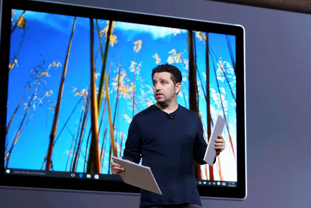 Windows’un başı Panos Panay Microsoft’tan ayrılarak Amazon’a katılıyor