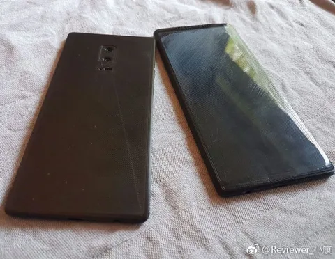 Galaxy Note 8 maketi ekran altına yerleştirilmiş parmak izi tarayıcısını işaret ediyor