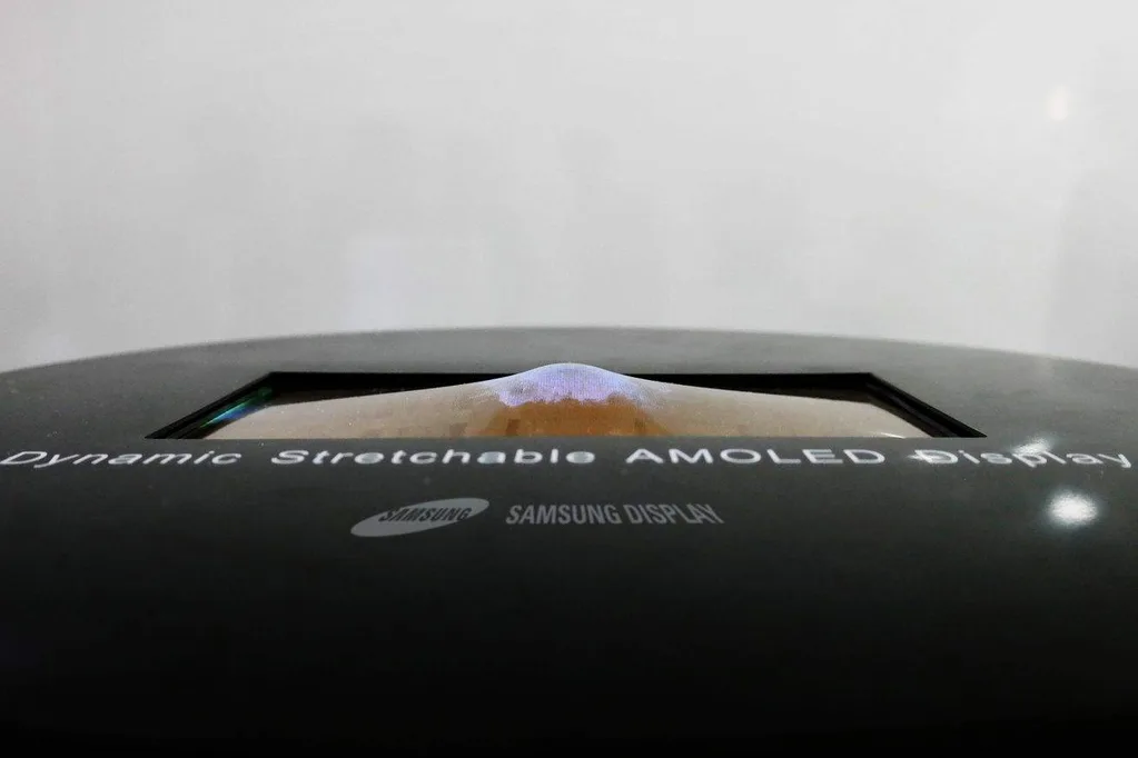 Samsung OLED ekran prototipi her yöne bükülebilir, esnetilebilir