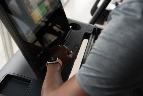 Apple Watch uyumlu spor salonu ekipmanları eylülde hazır olacak