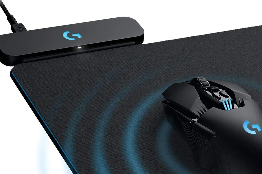 Logitech G Powerplay mouse pad fareyi kablosuz şarj ediyor
