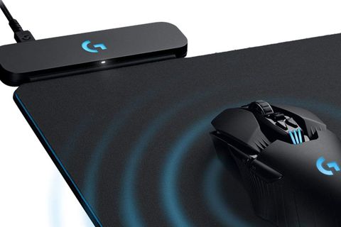 Logitech G Powerplay mouse pad fareyi kablosuz şarj ediyor