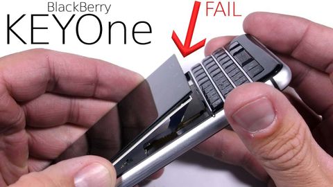 Video: BlackBerry KeyOne bükülme testinde nasıl bir performans sergiliyor?