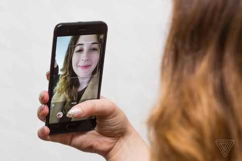 Xiaomi Mi 6’nın ön kamerası yaş ve cinsiyet tahmini yapıyor