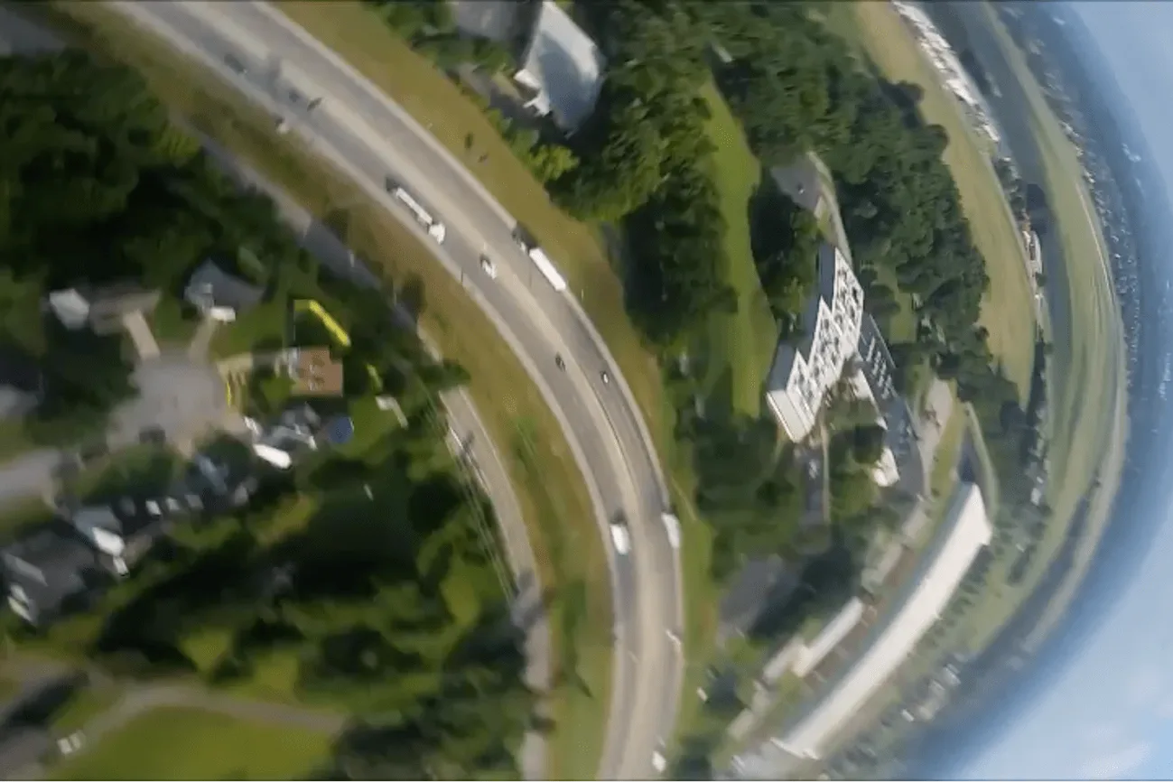 Uçaktan düşen Samsung Galaxy S5 hayatta kalmayı başarmış – Video
