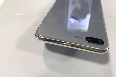 iPhone 7S maketi kablosuz şarj özelliğini işaret ediyor
