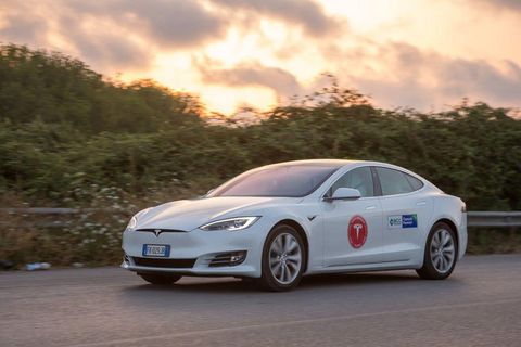 İtalyan Tesla sürücüleri Model S ile menzil rekoruna imza attılar